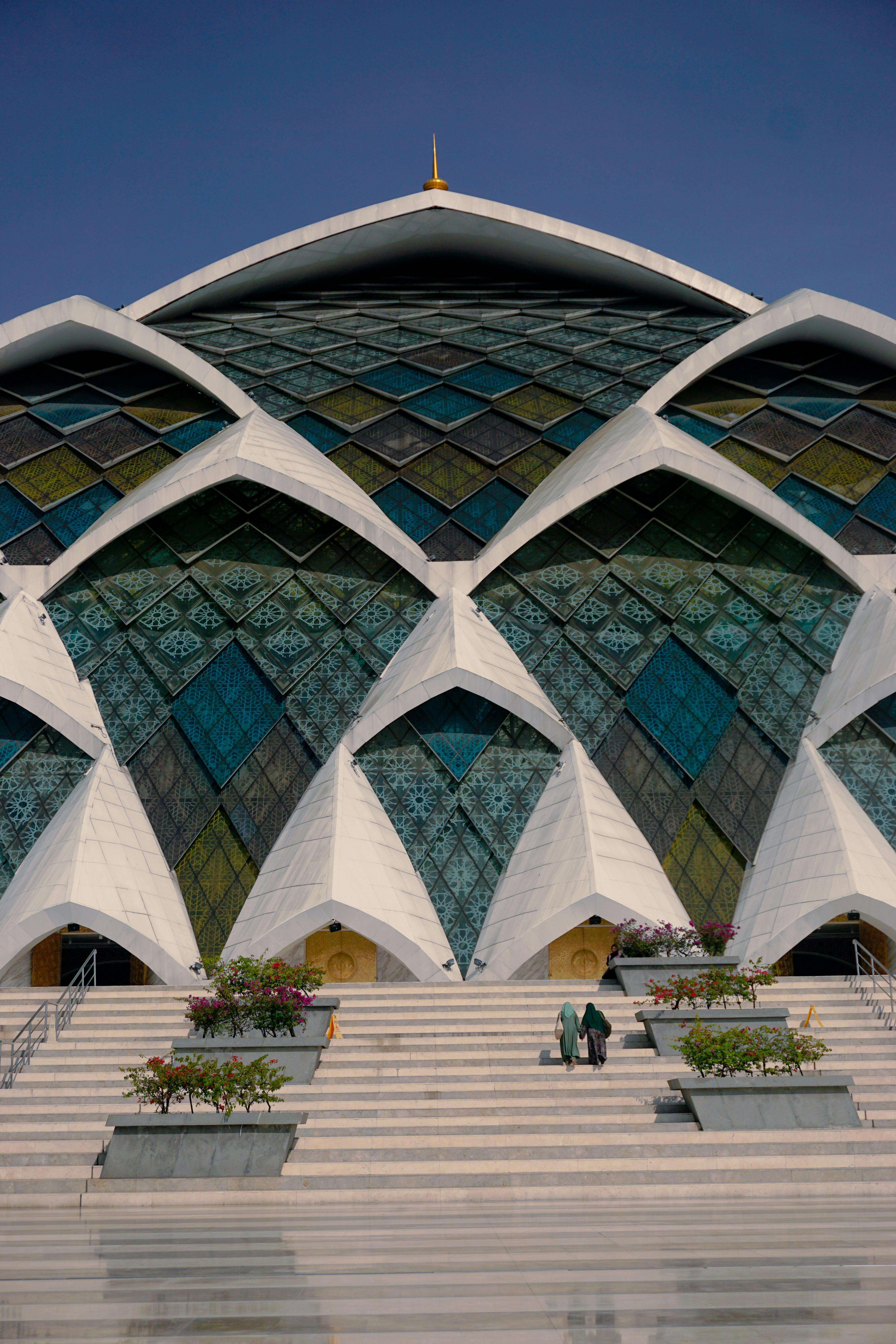 原句：
你是一名专业的文本编辑，擅长纠正由其他语言直译成中文时产生的不自然语序