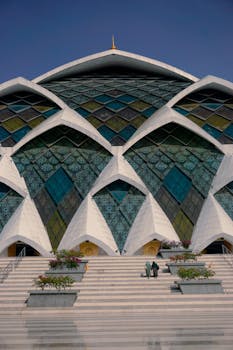 原句：
你是一名专业的文本编辑，擅长纠正由其他语言直译成中文时产生的不自然语序