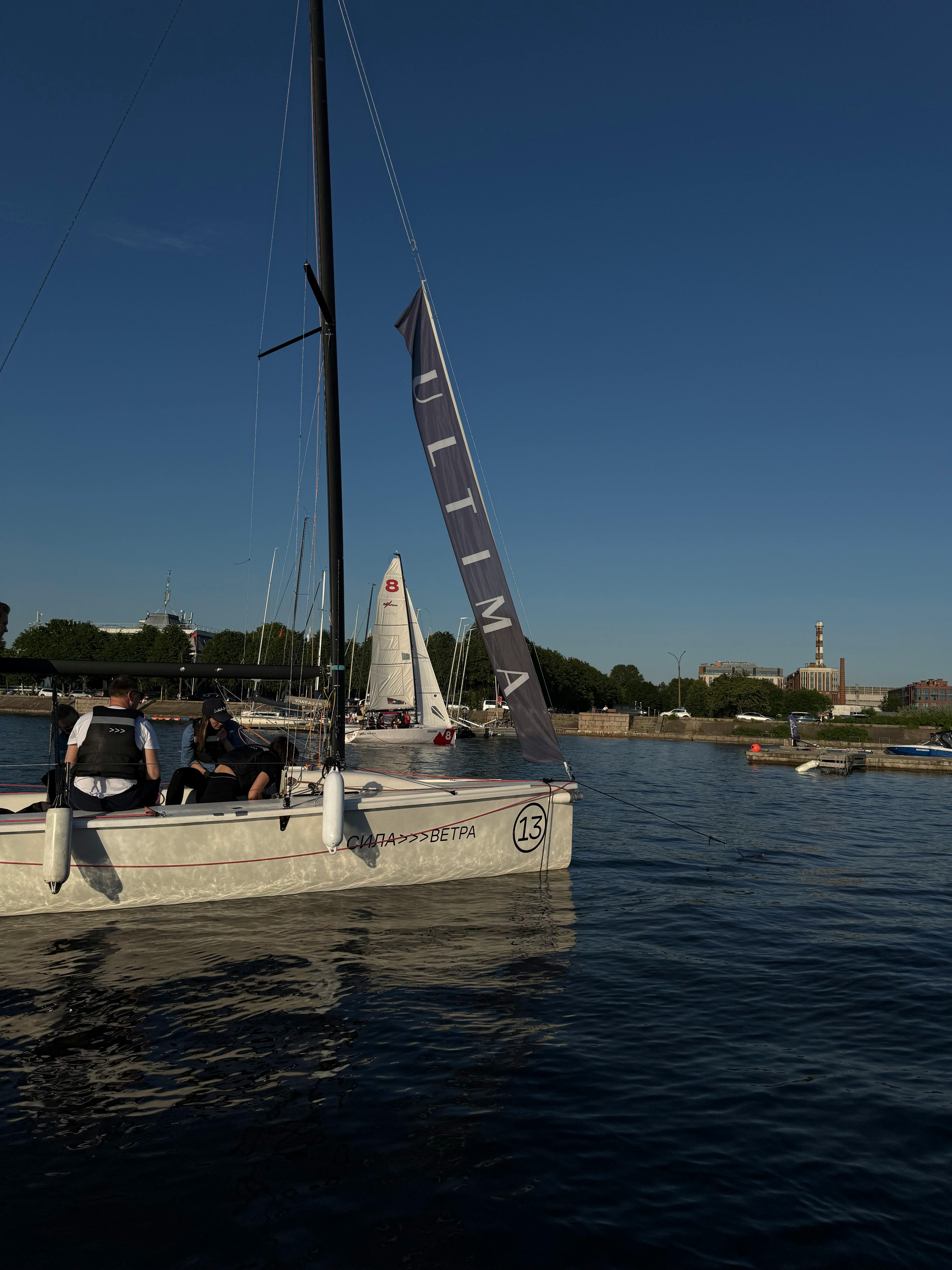 帆船在阳光明媚的港口中比赛，非常适合旅行和体育摄影