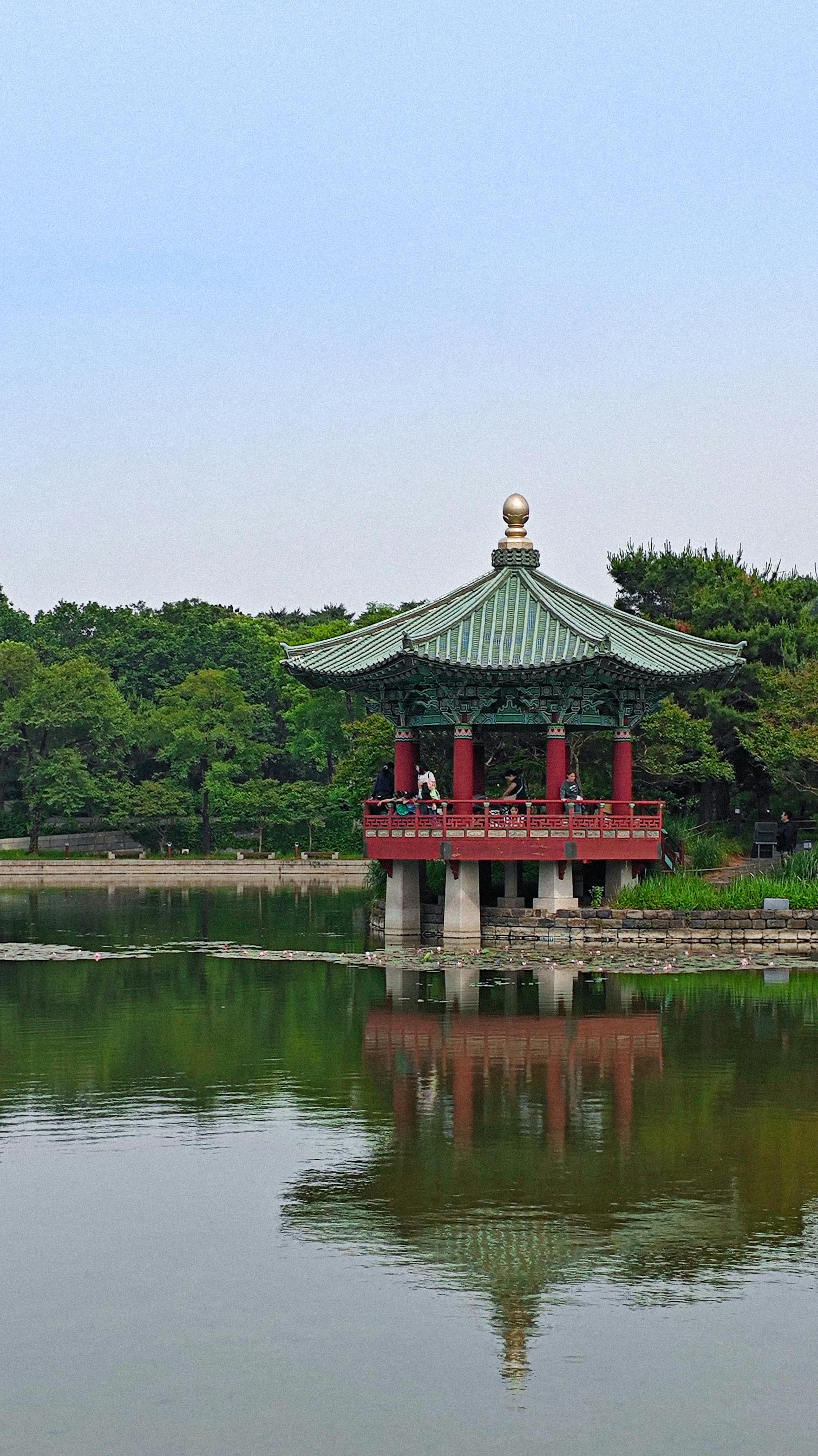 在宁静的韩国首尔，传统韩国展馆映衬着湖泊的美景