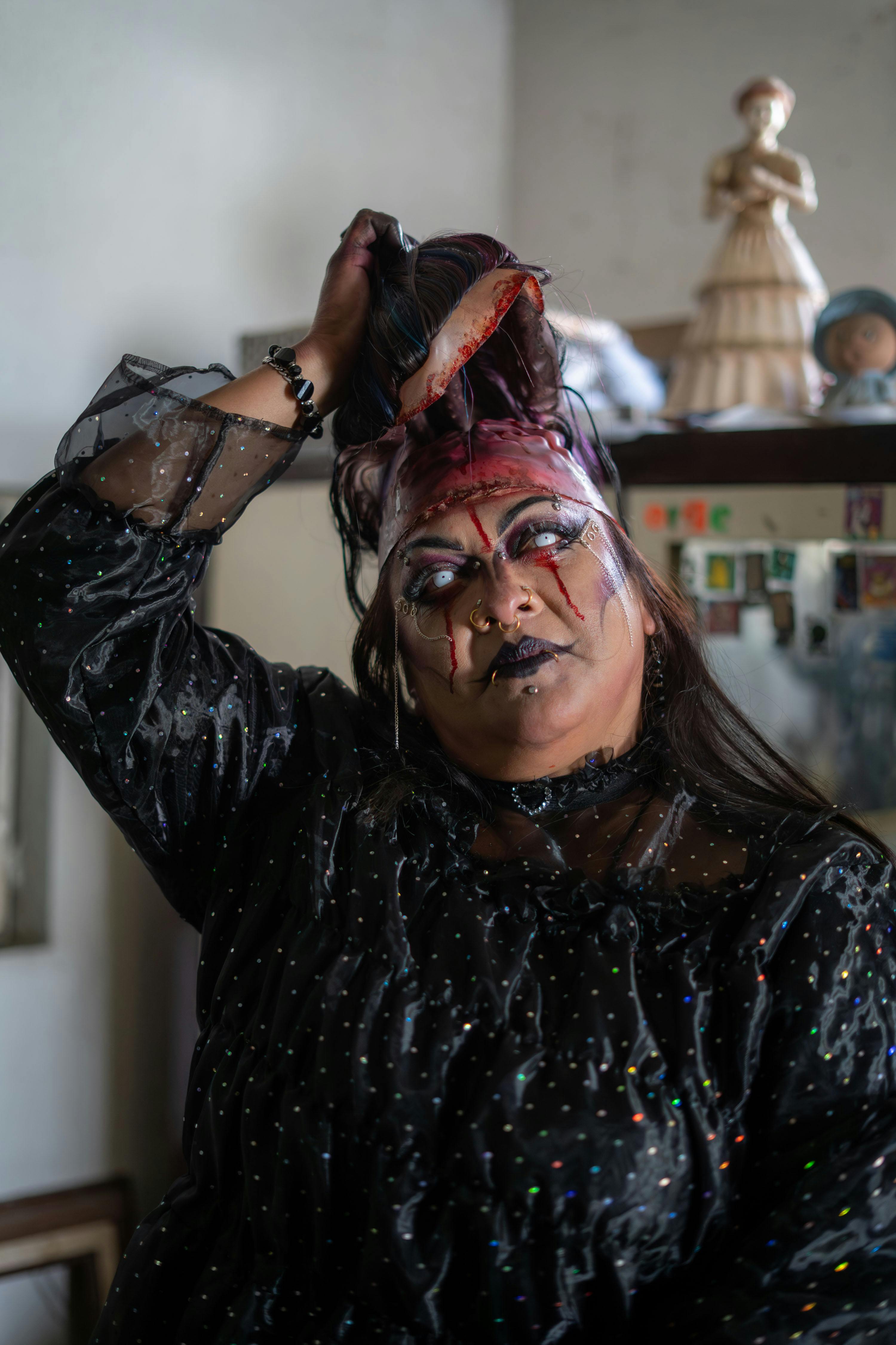 Ücretsiz Korku temalı makyaj ve protez efektli bir kadının iç mekandaki portresi. Stok Fotoğraflar