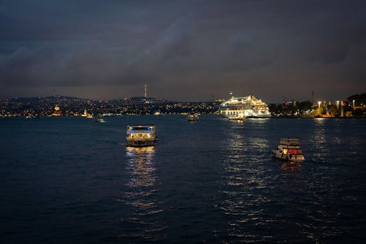 在博斯普鲁斯海峡的夜晚，船的风景与城市灯光形成对比
