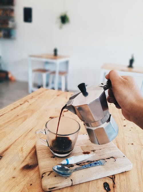 Graue Metallkaffeekanne