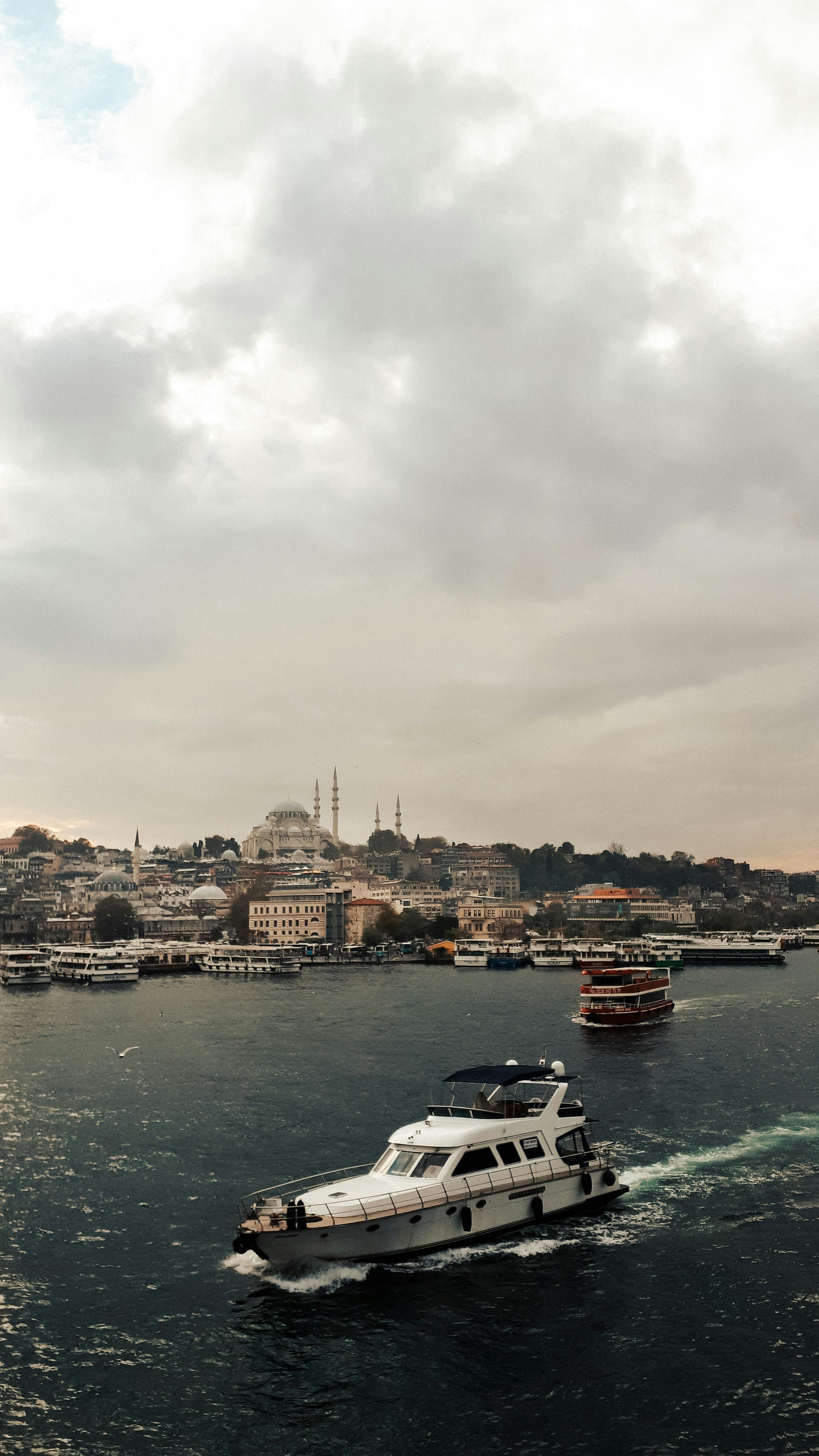 伊斯坦布尔，这座充满魅力的城市，以其独特的文化和历史吸引着世界各地的游客