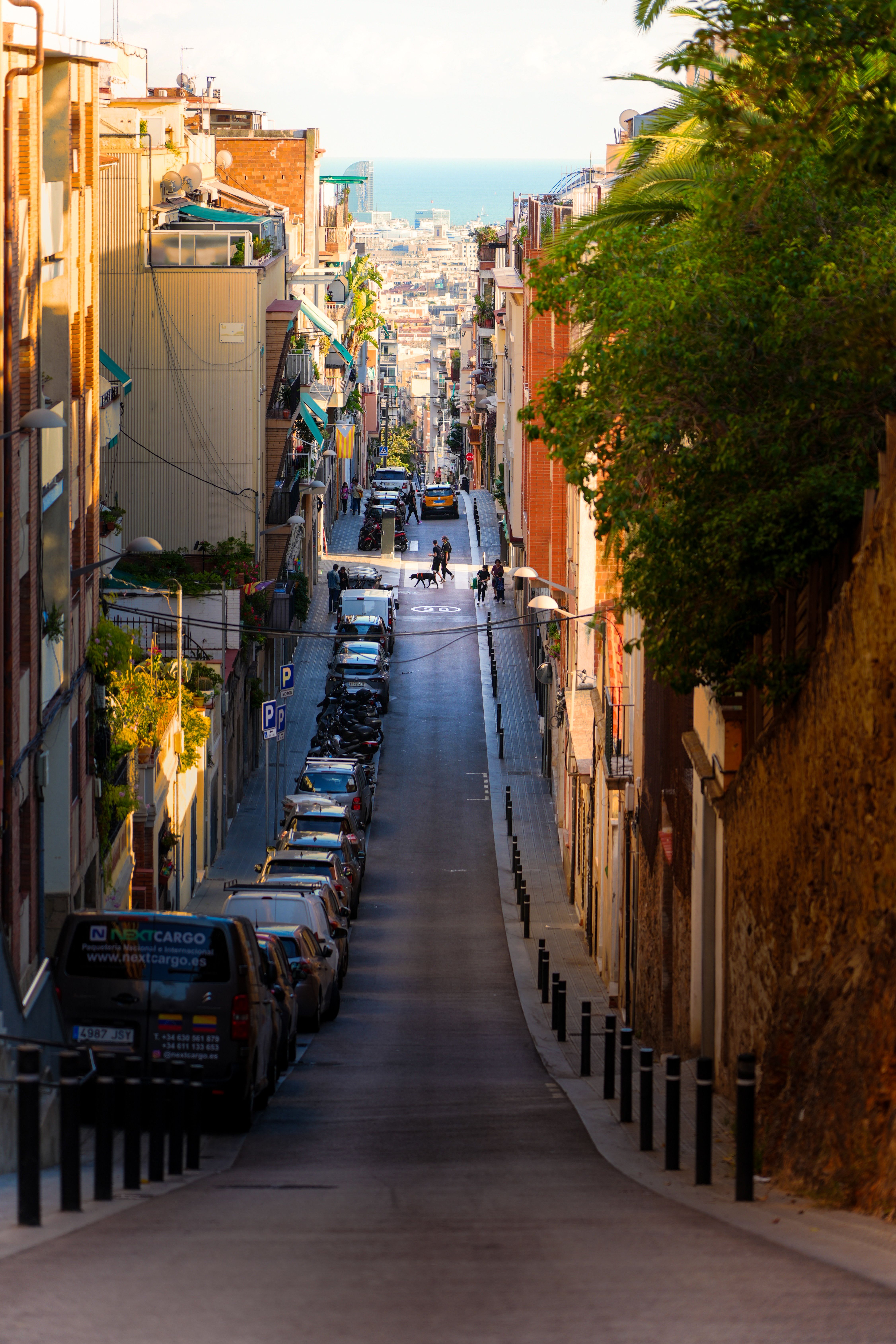 Charmant Straatbeeld In Barcelona Bij Schemering · Gratis stockfoto