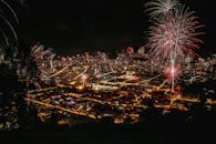 令人惊叹的鸟瞰图展示了节日之夜的城市，被充满活力的烟花照亮