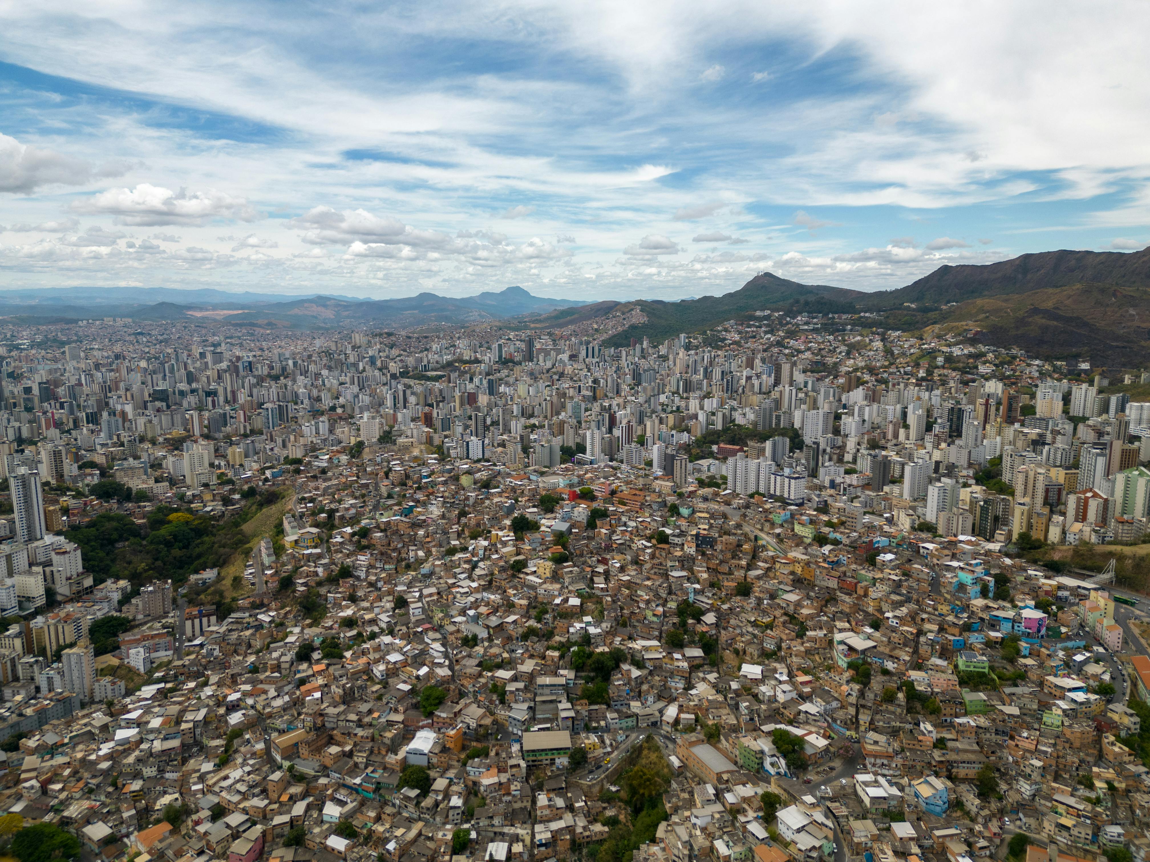 无人机镜头捕捉到了巴西贝洛奥里藏特的壮观城市景观，其中包括令人印象深刻的山脉