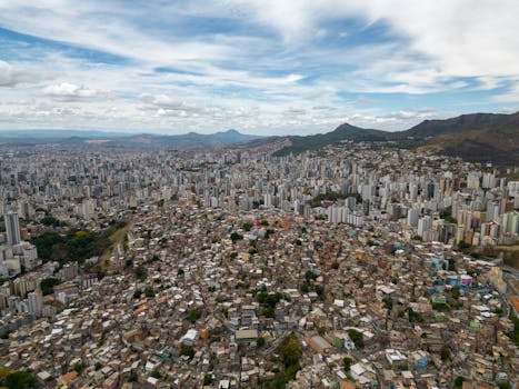 无人机镜头捕捉到了巴西贝洛奥里藏特的壮观城市景观，其中包括令人印象深刻的山脉