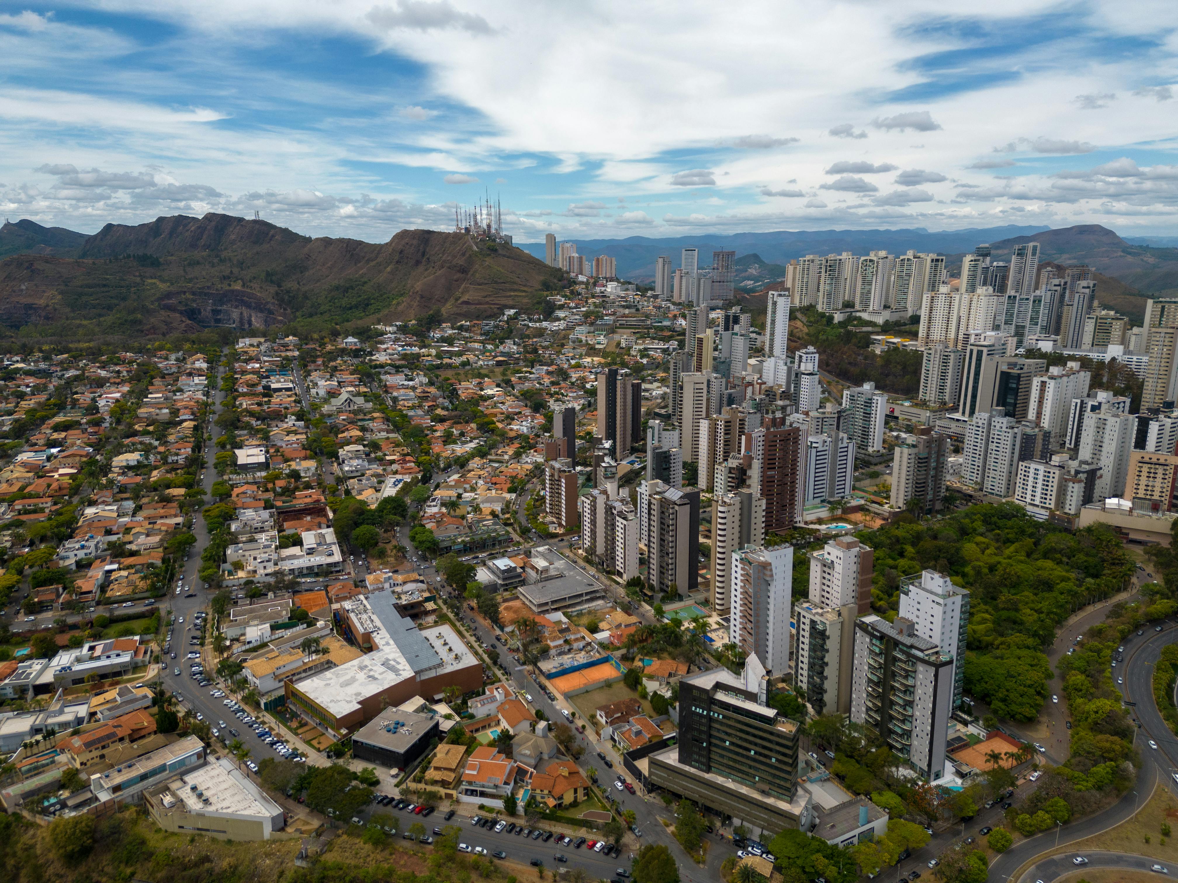 贝洛奥里藏特令人惊叹的鸟瞰图，展示了现代摩天大楼和周围的山脉