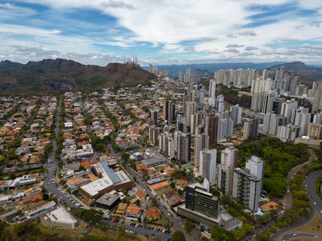 贝洛奥里藏特令人惊叹的鸟瞰图，展示了现代摩天大楼和周围的山脉