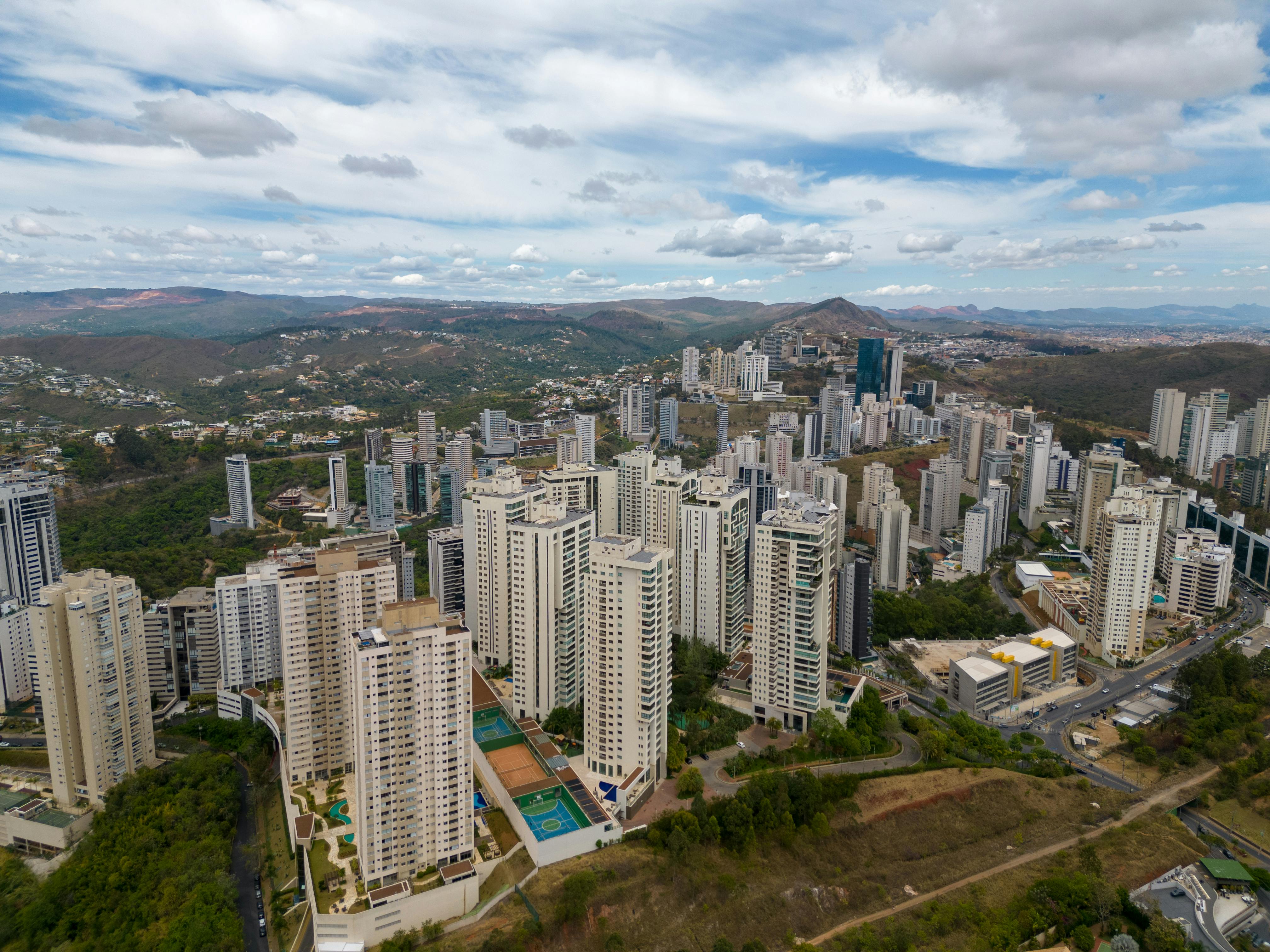 贝洛奥里藏特天际线的鸟瞰图，展示现代摩天大楼和山地背景，令人惊叹