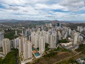 贝洛奥里藏特天际线的鸟瞰图，展示现代摩天大楼和山地背景，令人惊叹