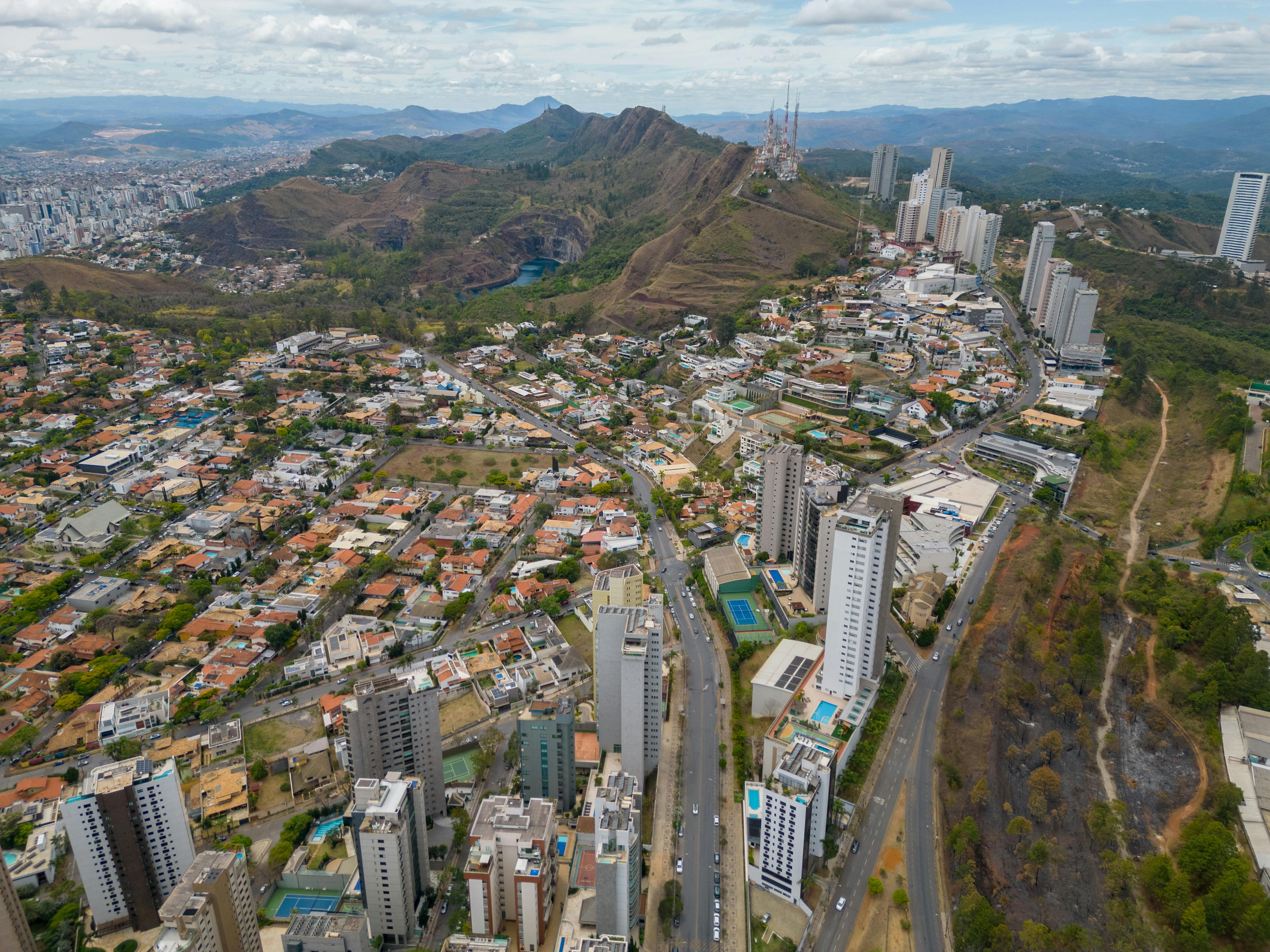 在多云的天空下，贝洛奥里藏特城市的景观展现出令人惊叹的鸟瞰图