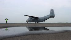 印度尼西亚军用飞机在跑道上，机组人员贾瓦·帖木儿正在指挥