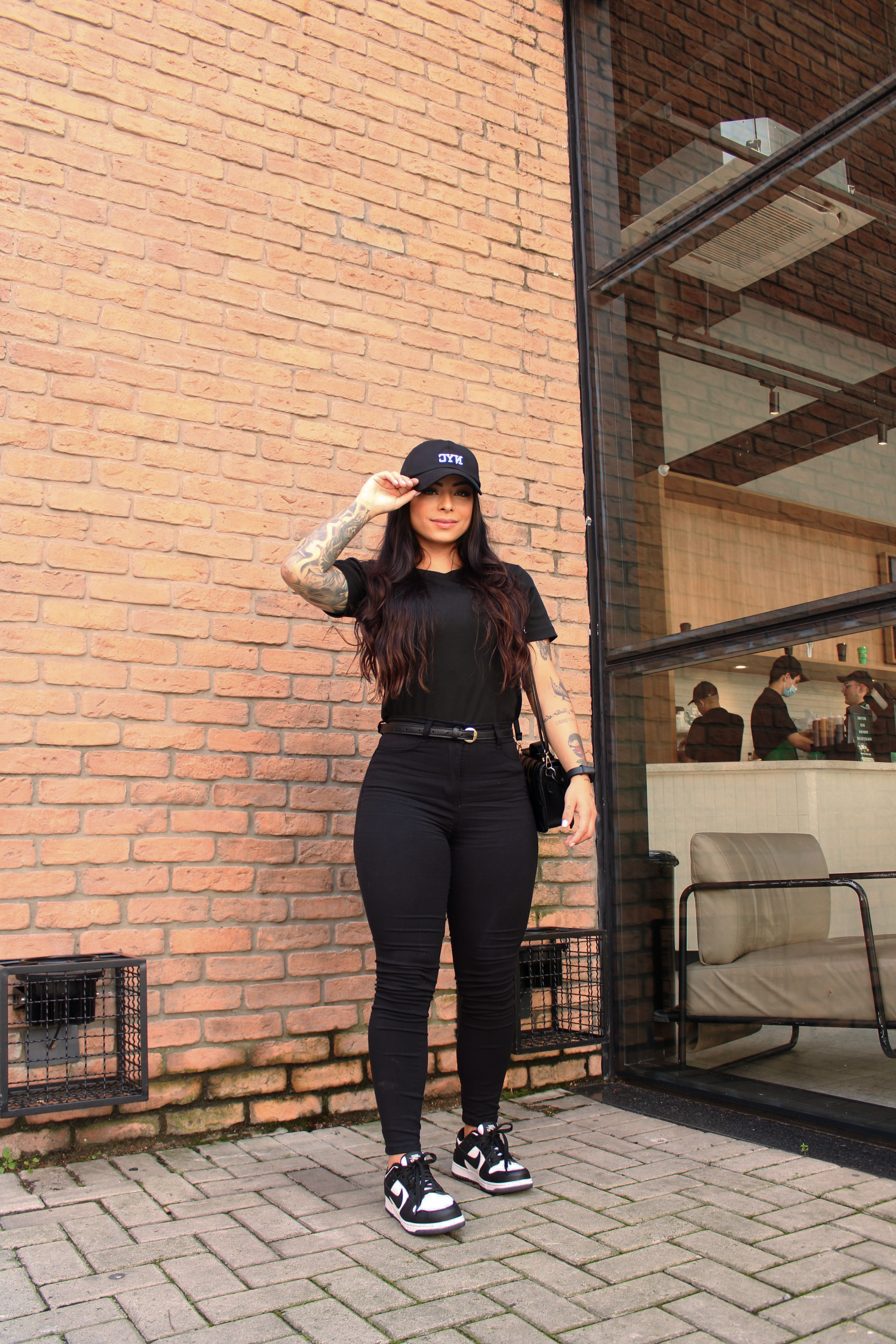 Mujer Elegante Con Ropa De Calle Negra De Brick Wall · Foto de stock ...