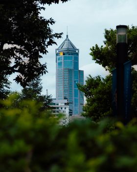 优化后的句子：
建筑是一个复杂的工程，需要考虑许多因素