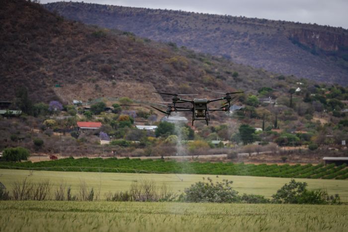 Dron agrícola trabajando sobre cultivos