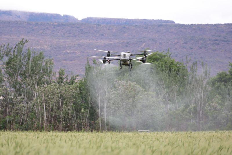 Drone pulvérisateur en action pour traitement de toiture à Rennes