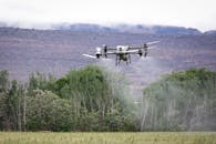 国家、无人机和农场的免费库存照片可以通过以下途径获取：

1. 网络搜索：使用搜索引擎，如百度、谷歌等，输入关键词“国家、无人机、农场”进行搜索，可以找到许多免费的图片资源