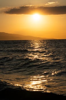 在图尔基耶布尔萨马尔马拉海上，令人惊叹的日落景色投射出金色的光芒