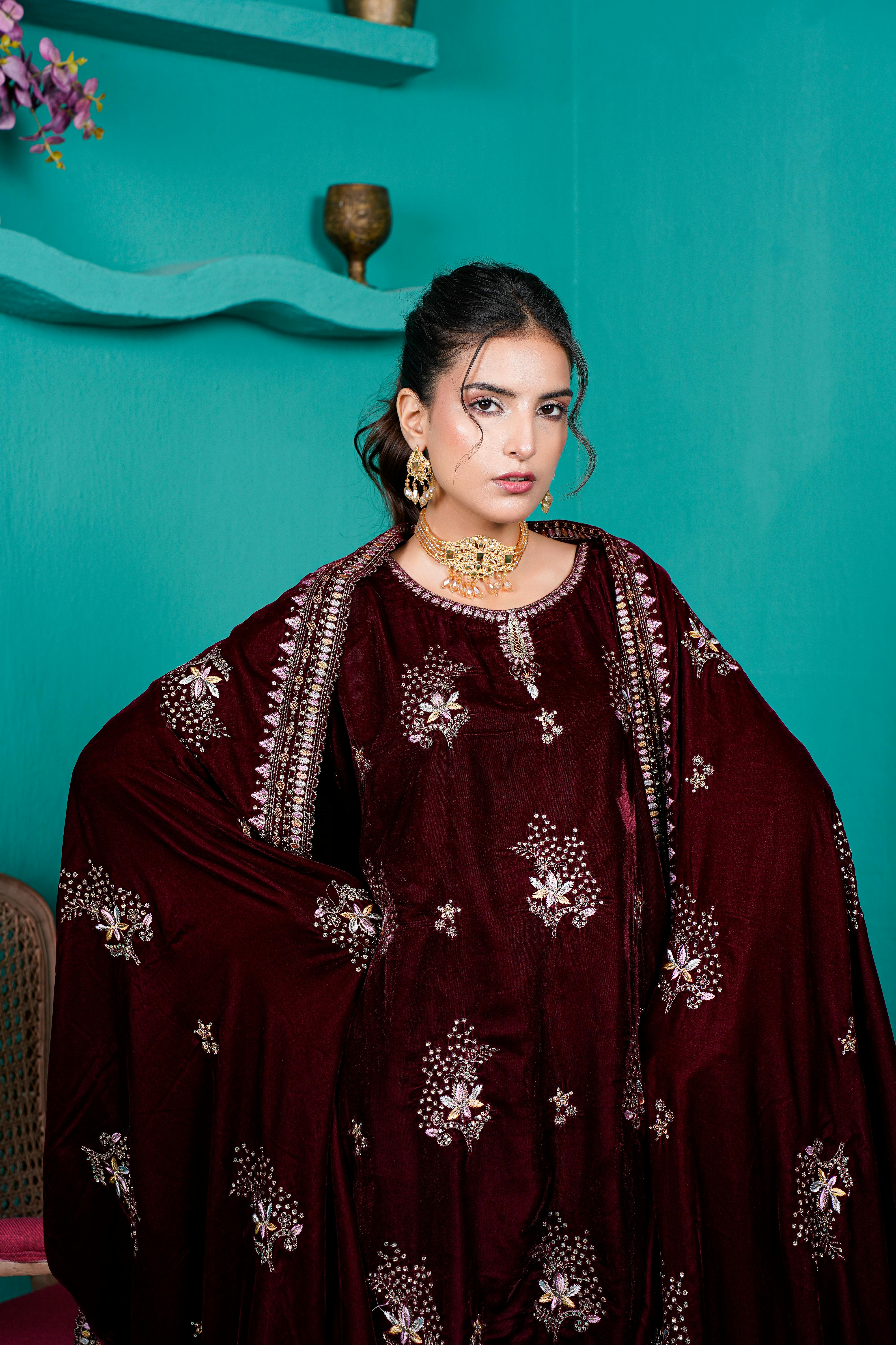 gratis Prachtig portret van een vrouw in traditionele oosterse kledij in een levendige binnenomgeving. Stockfoto