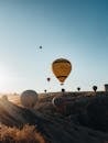 图尔基耶卡帕多西亚岩石景观上，热气球在日出时漂浮，形成令人惊叹的景象