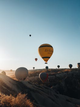 图尔基耶卡帕多西亚岩石景观上，热气球在日出时漂浮，形成令人惊叹的景象