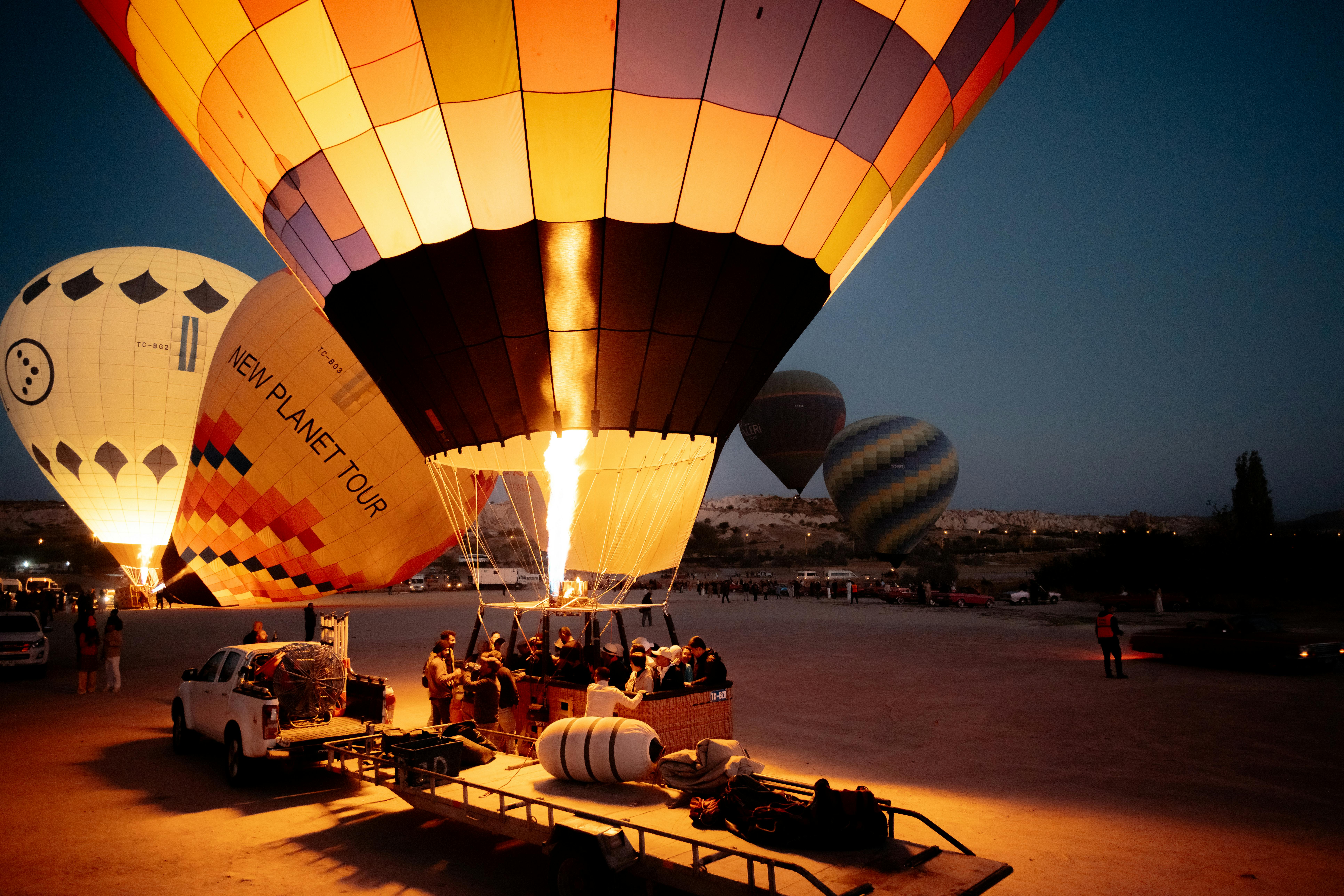 黎明时分，在蒂尔基耶卡帕多西亚，色彩缤纷的热气球正在为飞行做准备