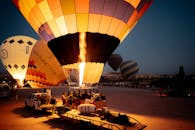 黎明时分，在蒂尔基耶卡帕多西亚，色彩缤纷的热气球正在为飞行做准备