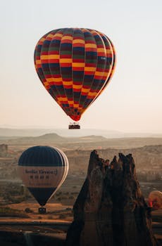 日出时分，卡帕多西亚上空，活力四射的热气球翱翔，令人赞叹不已