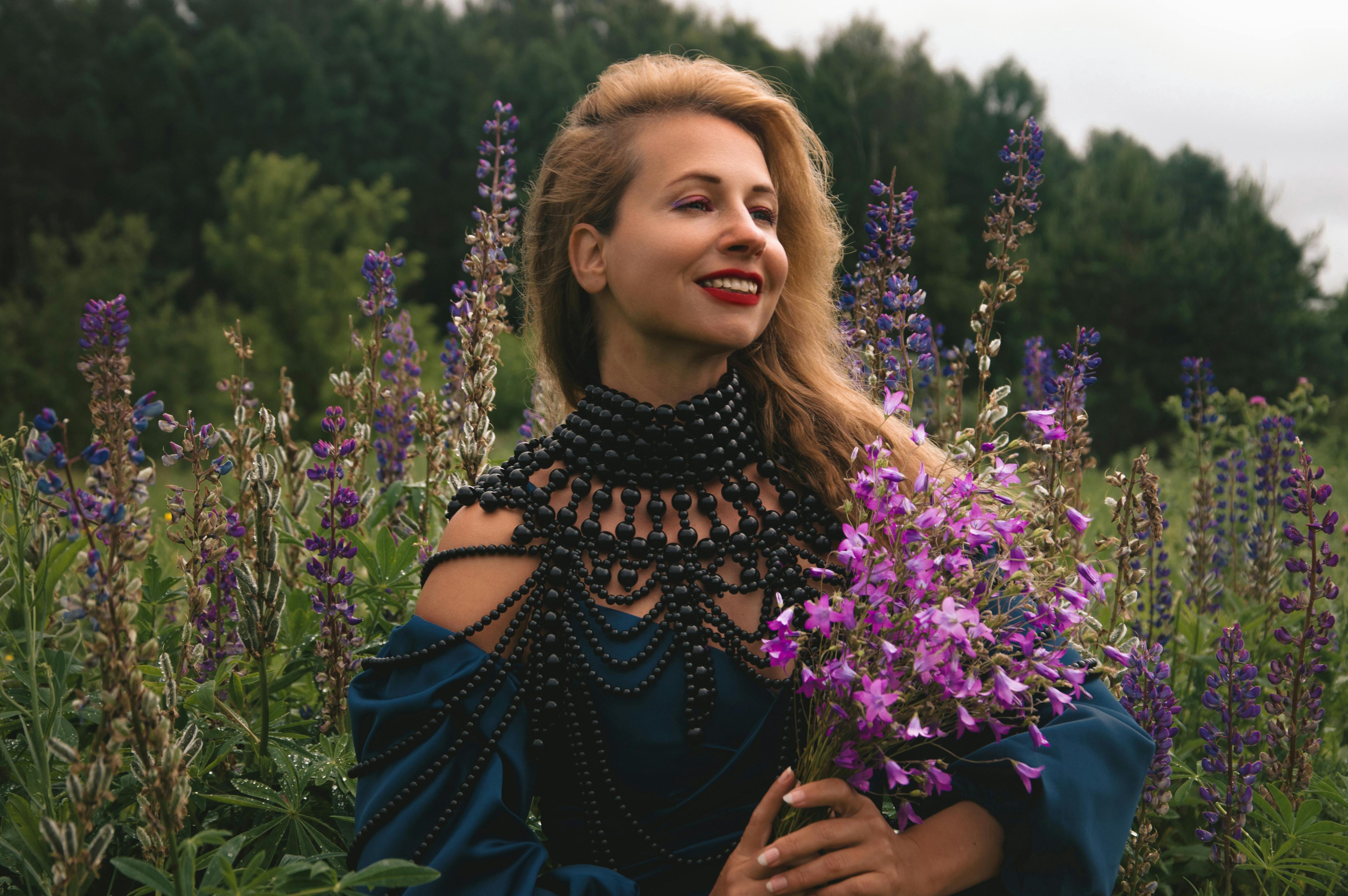 一位微笑的女人，在充满活力的野花中，体现了优雅和自然的美丽