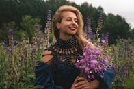 一位微笑的女人，在充满活力的野花中，体现了优雅和自然的美丽