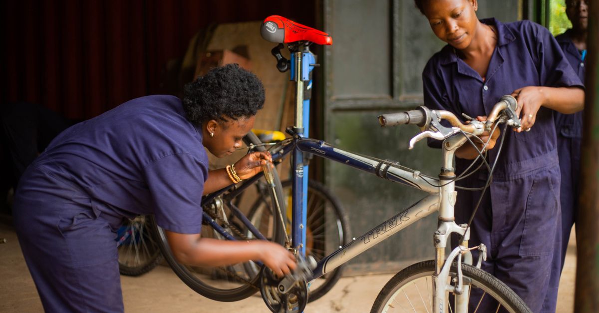 Decathlon sort son pied d'atelier vélo pro, avec l'équipe Van Rysel
