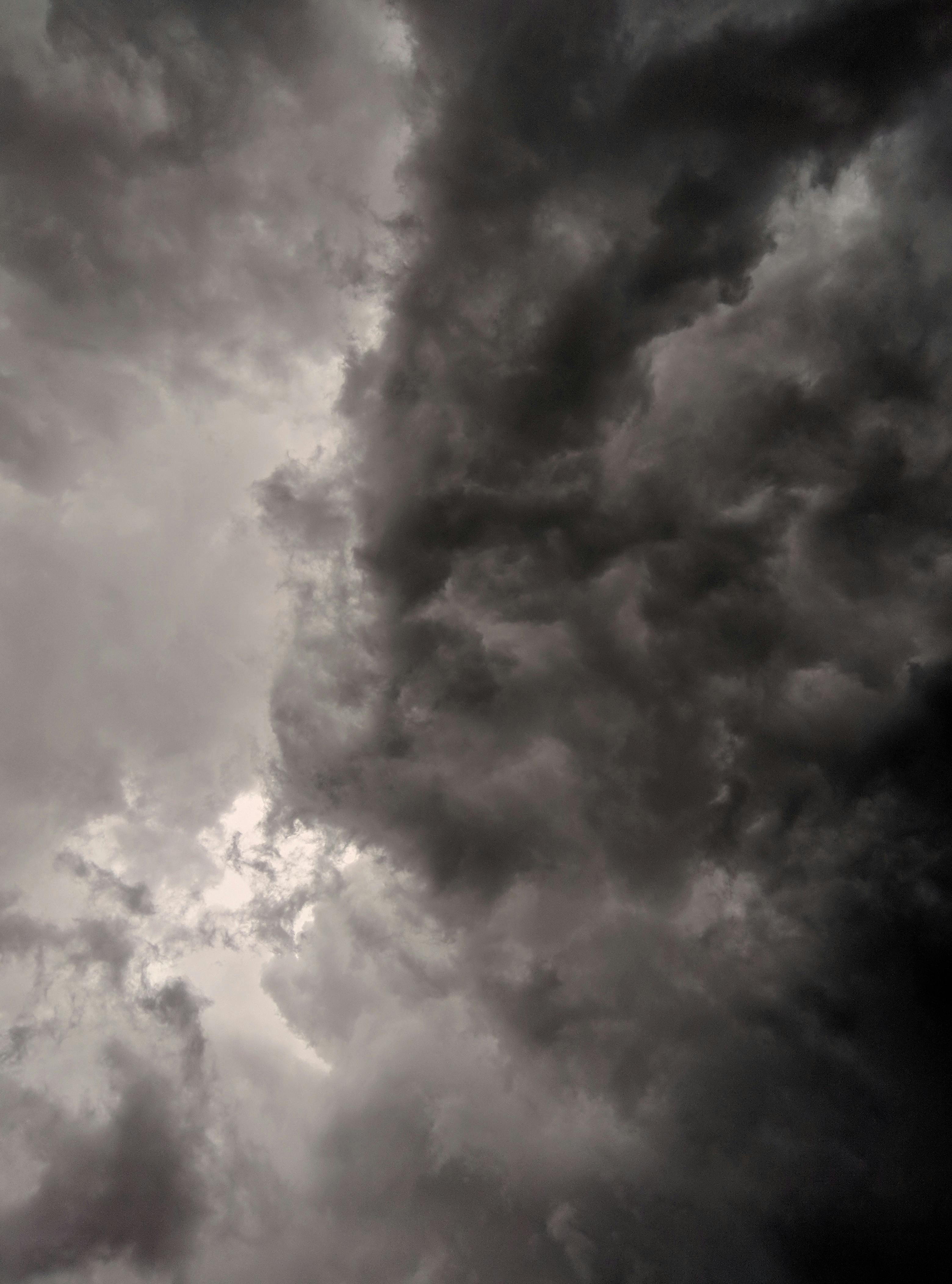 强烈的黑暗风暴云布满了天空，捕捉到了酝酿中的风暴的本质