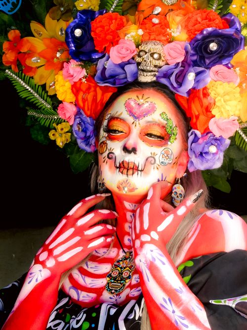 Free Vibrant Día de Muertos Catrina adorned with flowers and skull makeup, embodying Mexican tradition. Stock Photo