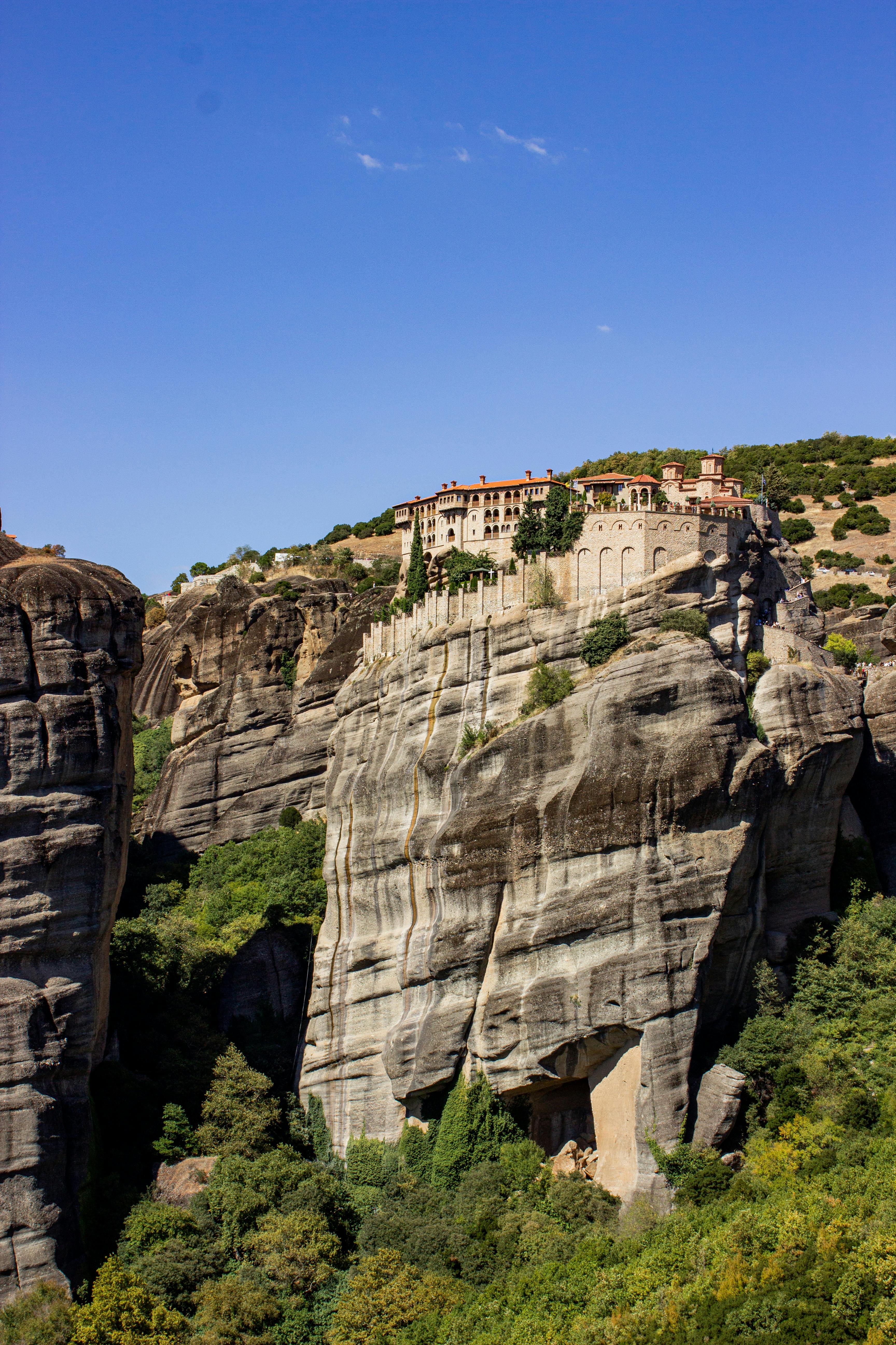 在希腊迈泰奥拉的瓦尔拉姆修道院，高耸悬崖上的修道院展现着壮丽景色