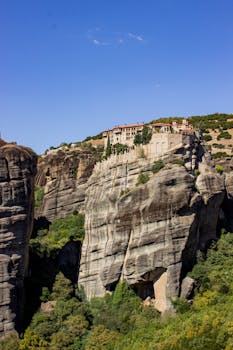 在希腊迈泰奥拉的瓦尔拉姆修道院，高耸悬崖上的修道院展现着壮丽景色