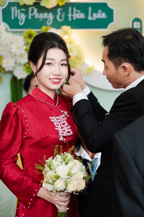 Free Asian bride in a red dress with a bouquet at a wedding ceremony. Stock Photo