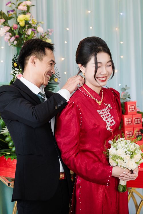 Free Couple celebrating a traditional Asian wedding with vibrant decor. Stock Photo