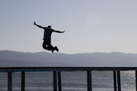 在图尔基耶的乌鲁兹尼克，一名男子跳过码头