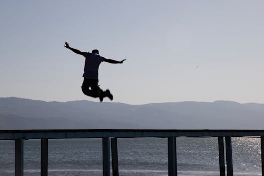 在图尔基耶的乌鲁兹尼克，一名男子跳过码头