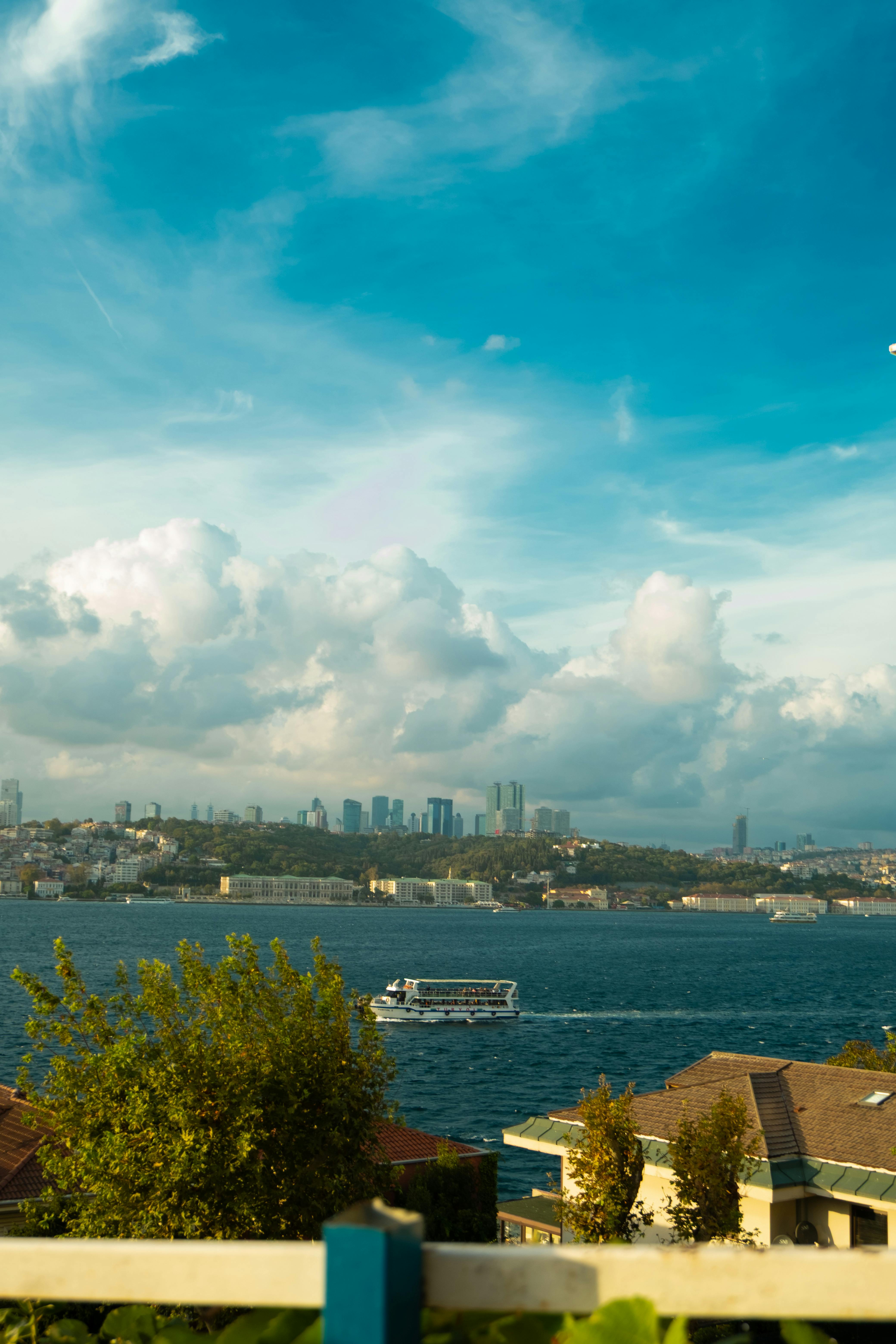 渡轮航行时，可以欣赏到伊斯坦布尔天际线的美景，并穿越博斯普鲁斯海峡