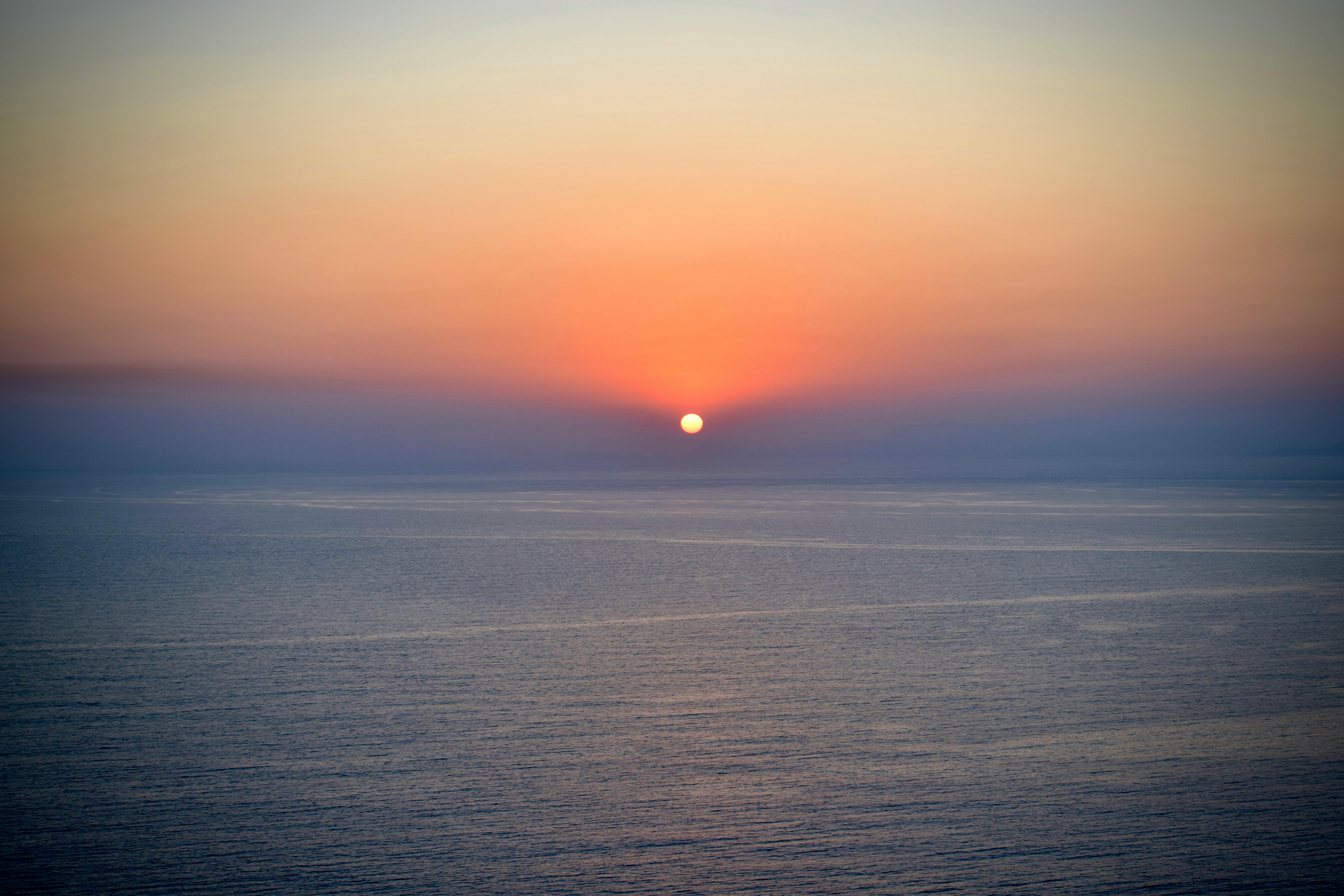 日落是自然现象，通常发生在傍晚时分