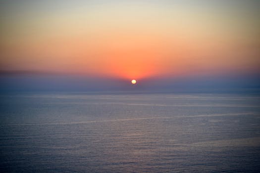 日落是自然现象，通常发生在傍晚时分