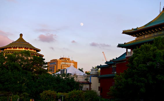 在月光的照耀下，台北的城市建筑显得格外迷人