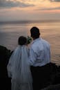一对夫妇在海边享受宁静的日落，象征着爱和宁静