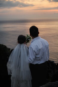 一对夫妇在海边享受宁静的日落，象征着爱和宁静