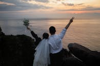 新婚夫妇在海景中庆祝，拥抱爱与宁静