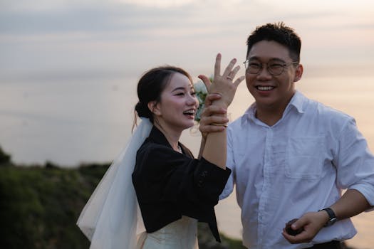 在日落的海边，庆祝他们婚礼的夫妇拥抱着喜悦和爱