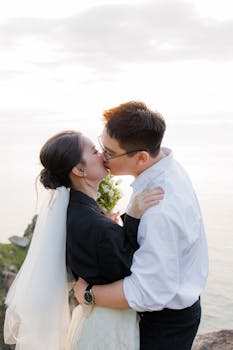 一对情侣在日落时分，在海边深情接吻，享受着爱与宁静的浪漫时刻